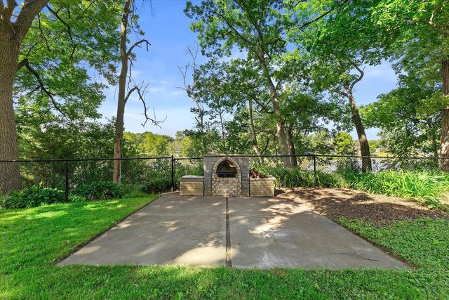 18905 W Linnie Lac PLACE, New Berlin, WI 53146