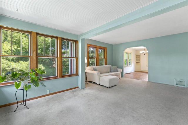 18905 W Linnie Lac PLACE, New Berlin, WI 53146