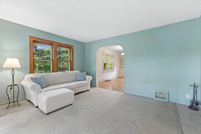 18905 W Linnie Lac PLACE, New Berlin, WI 53146
