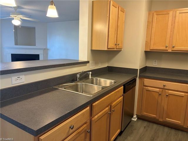 2600 Pennoak Way H, Greensboro, NC 27407