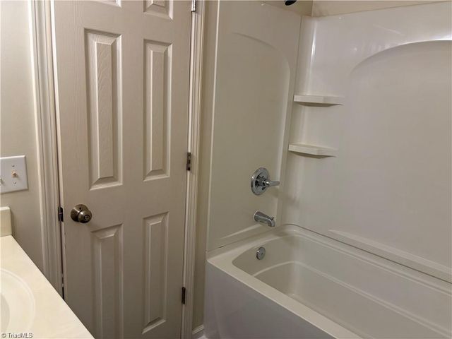 2600 Pennoak Way H, Greensboro, NC 27407