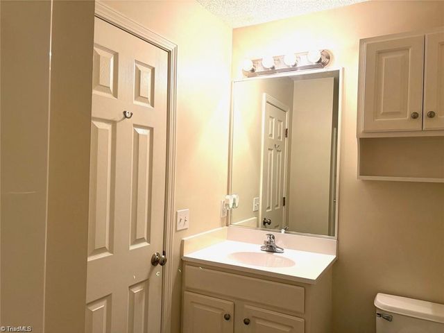 2600 Pennoak Way H, Greensboro, NC 27407