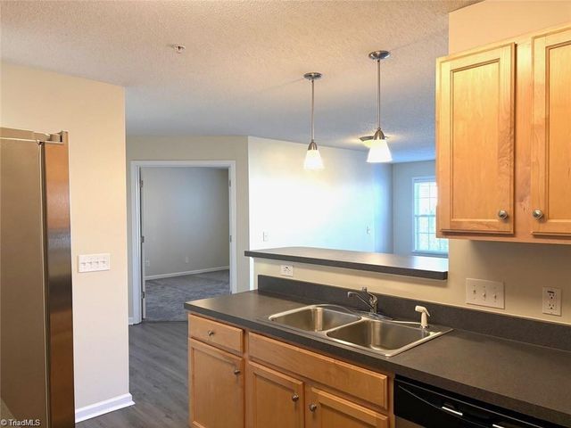 2600 Pennoak Way H, Greensboro, NC 27407