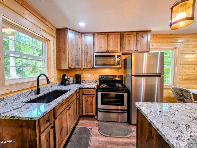 125 Deer Run Way, Dandridge, TN 37725