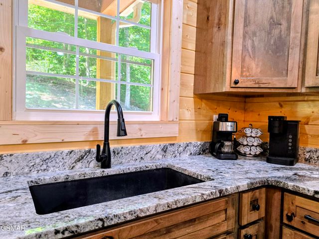 125 Deer Run Way, Dandridge, TN 37725