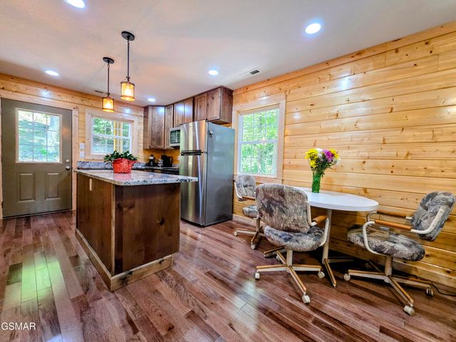 125 Deer Run Way, Dandridge, TN 37725