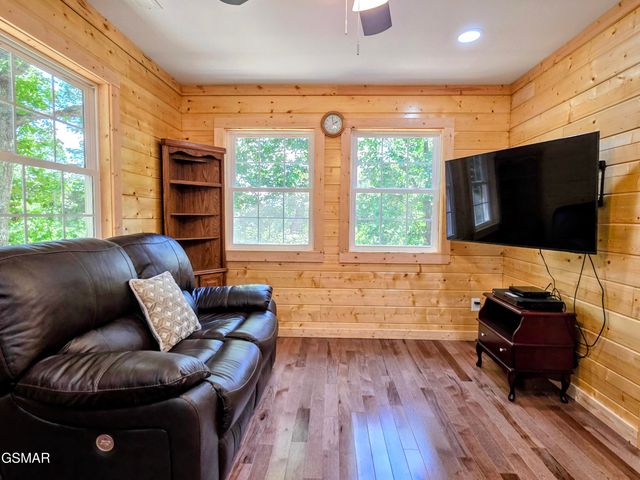 125 Deer Run Way, Dandridge, TN 37725