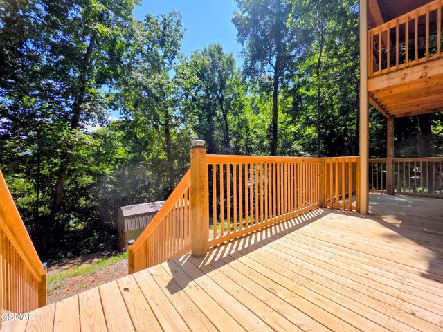 125 Deer Run Way, Dandridge, TN 37725
