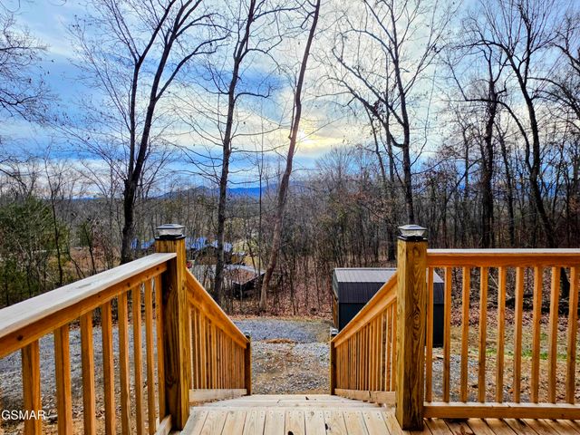 125 Deer Run Way, Dandridge, TN 37725