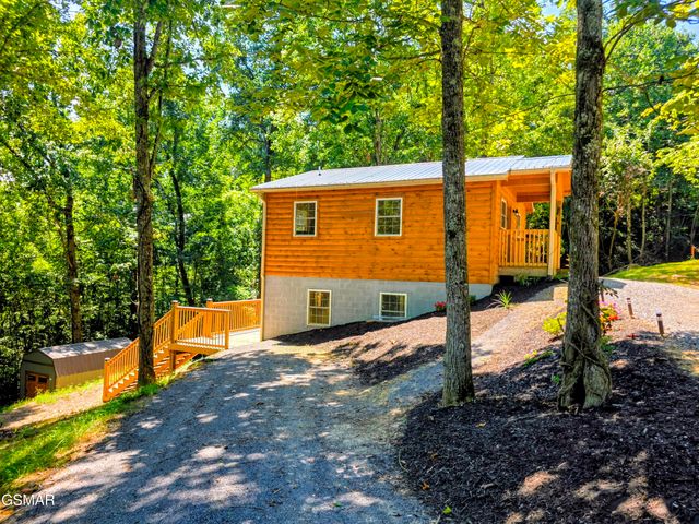 125 Deer Run Way, Dandridge, TN 37725