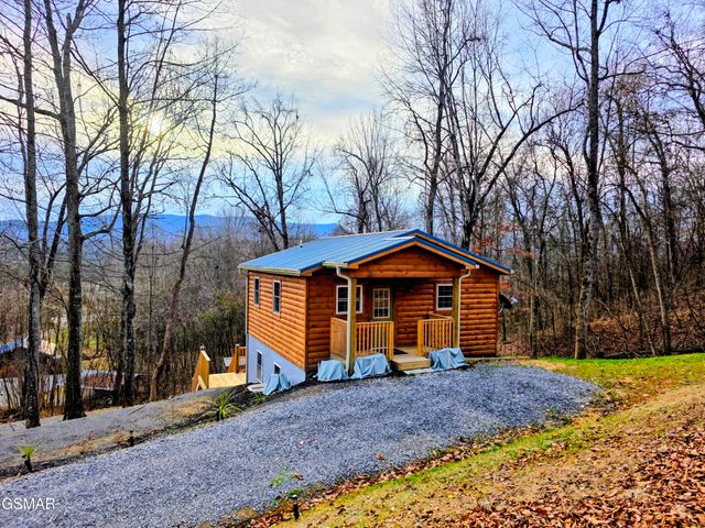 125 Deer Run Way, Dandridge, TN 37725