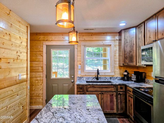 125 Deer Run Way, Dandridge, TN 37725