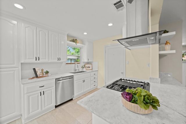 36 Lupine Way, Sacramento, CA 95819