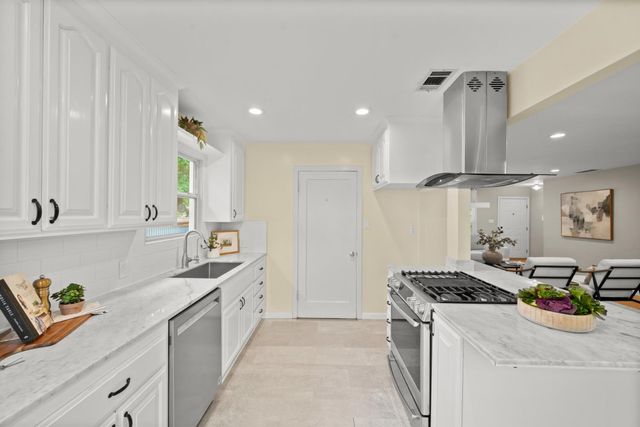 36 Lupine Way, Sacramento, CA 95819