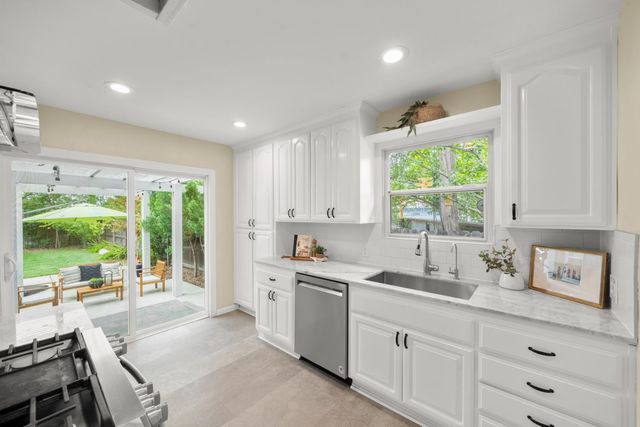 36 Lupine Way, Sacramento, CA 95819