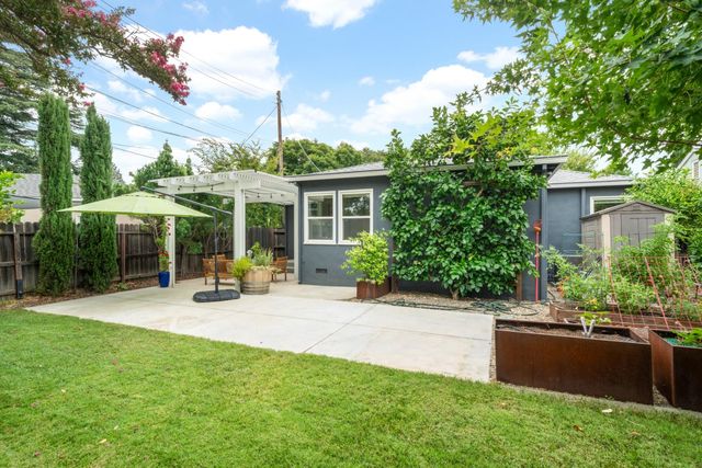 36 Lupine Way, Sacramento, CA 95819