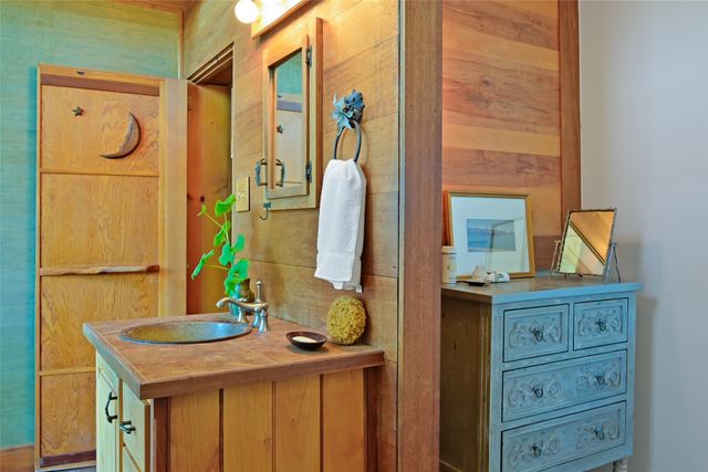 440 Los Pinos Road, Santa Fe, NM 87507