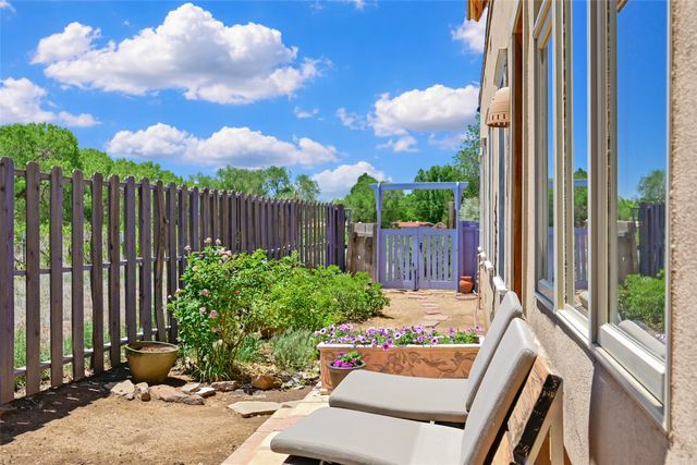 440 Los Pinos Road, Santa Fe, NM 87507