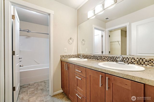 2063 S 263rd Street, Des Moines, WA 98198