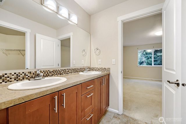 2063 S 263rd Street, Des Moines, WA 98198