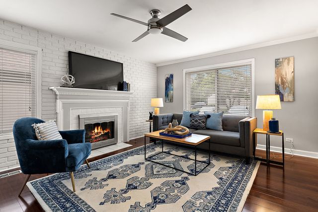 1296 Farnsworth Lane, Buffalo Grove, IL 60089