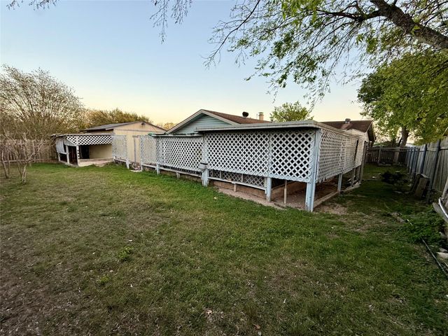 100 Skyloop DR, Austin, TX 78745