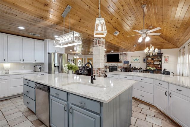 6130 Peninsula Circle, Athens, TX 75752