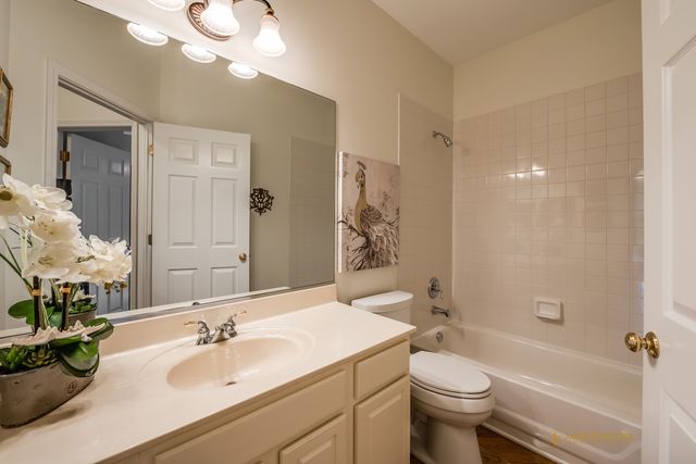 6 Sherwood Court, Lake In The Hills, IL 60156