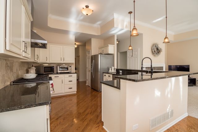 6 Sherwood Court, Lake In The Hills, IL 60156