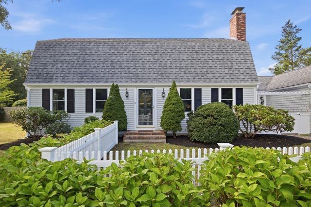 3 Thoreau Dr, Barnstable, MA 02632