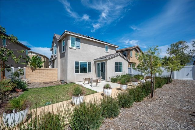 2431 Gunner Ridge Way, Rialto, CA 92377