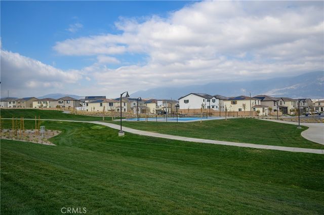 2431 Gunner Ridge Way, Rialto, CA 92377