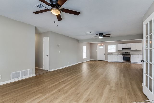5930 Midcrown Dr, San Antonio, TX 78218