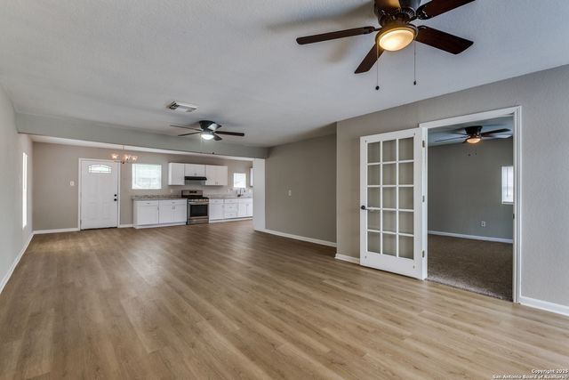 5930 Midcrown Dr, San Antonio, TX 78218