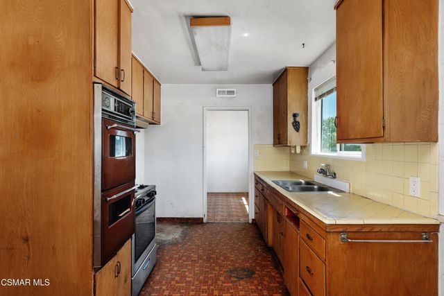 18954 Saticoy Street, Reseda, CA 91335