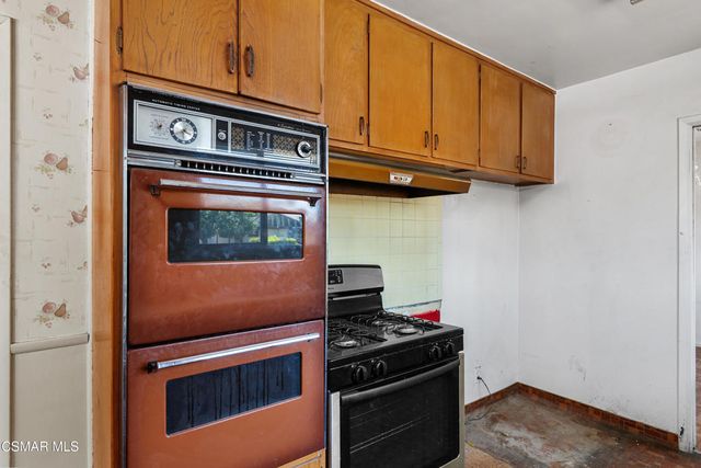 18954 Saticoy Street, Reseda, CA 91335