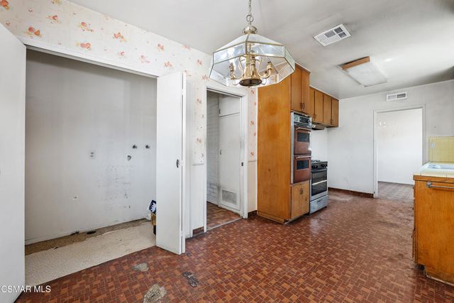 18954 Saticoy Street, Reseda, CA 91335