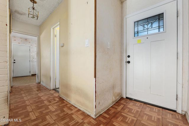 18954 Saticoy Street, Reseda, CA 91335