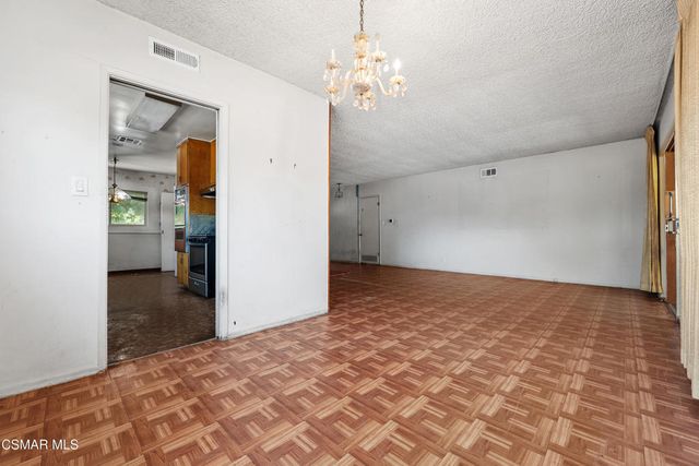 18954 Saticoy Street, Reseda, CA 91335