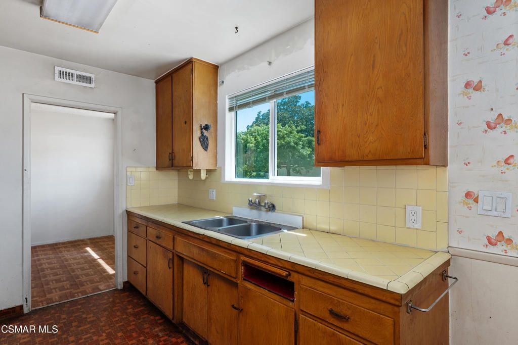 Image 9 of property listing at 18954 Saticoy Street, Reseda, CA 91335