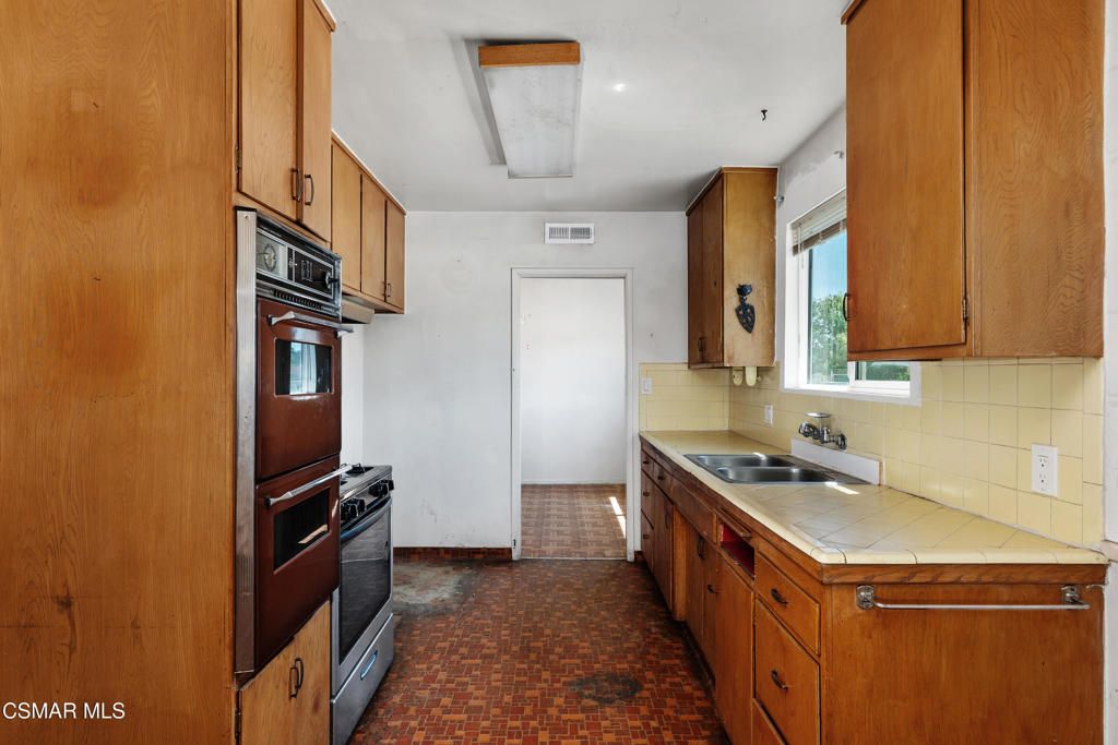 Image 10 of property listing at 18954 Saticoy Street, Reseda, CA 91335