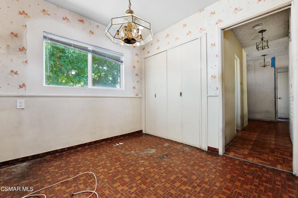 Image 13 of property listing at 18954 Saticoy Street, Reseda, CA 91335