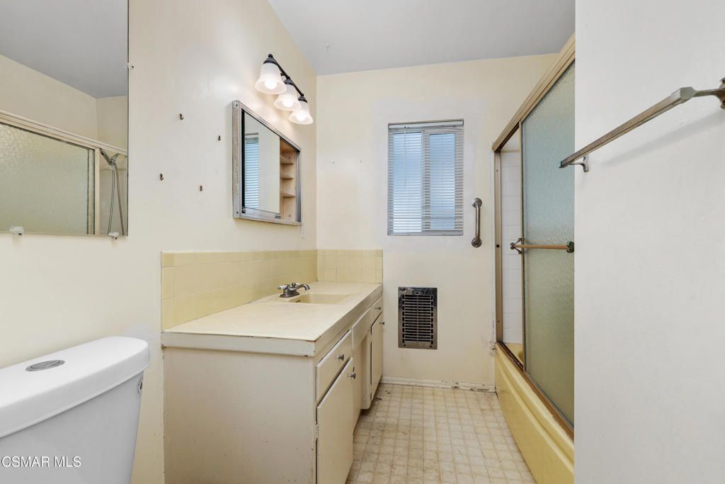 Image 19 of property listing at 18954 Saticoy Street, Reseda, CA 91335