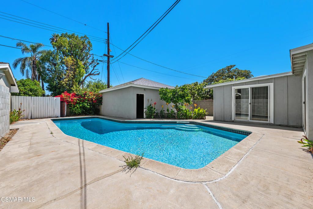 Image 31 of property listing at 18954 Saticoy Street, Reseda, CA 91335