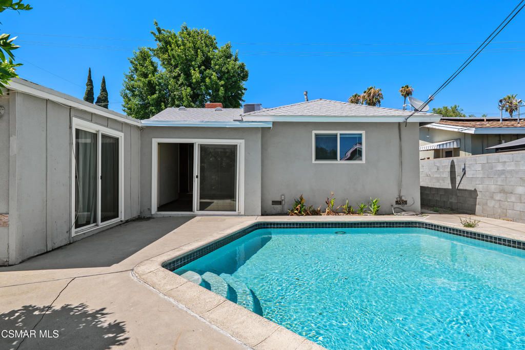 Image 33 of property listing at 18954 Saticoy Street, Reseda, CA 91335