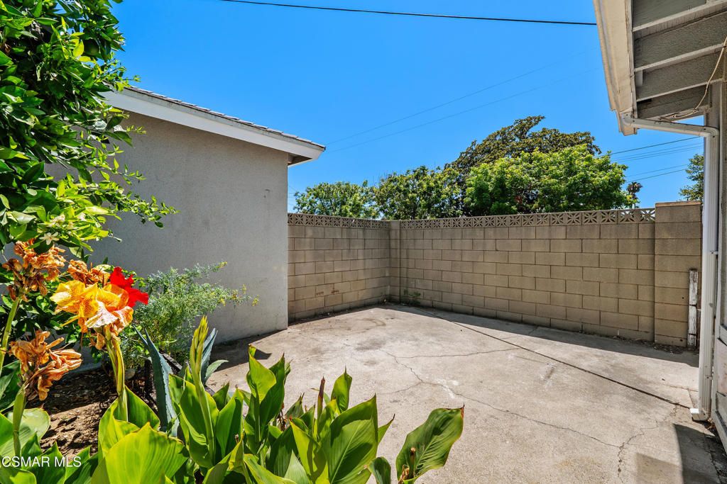 Image 34 of property listing at 18954 Saticoy Street, Reseda, CA 91335