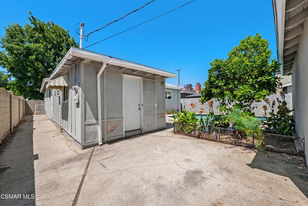 Image 35 of property listing at 18954 Saticoy Street, Reseda, CA 91335