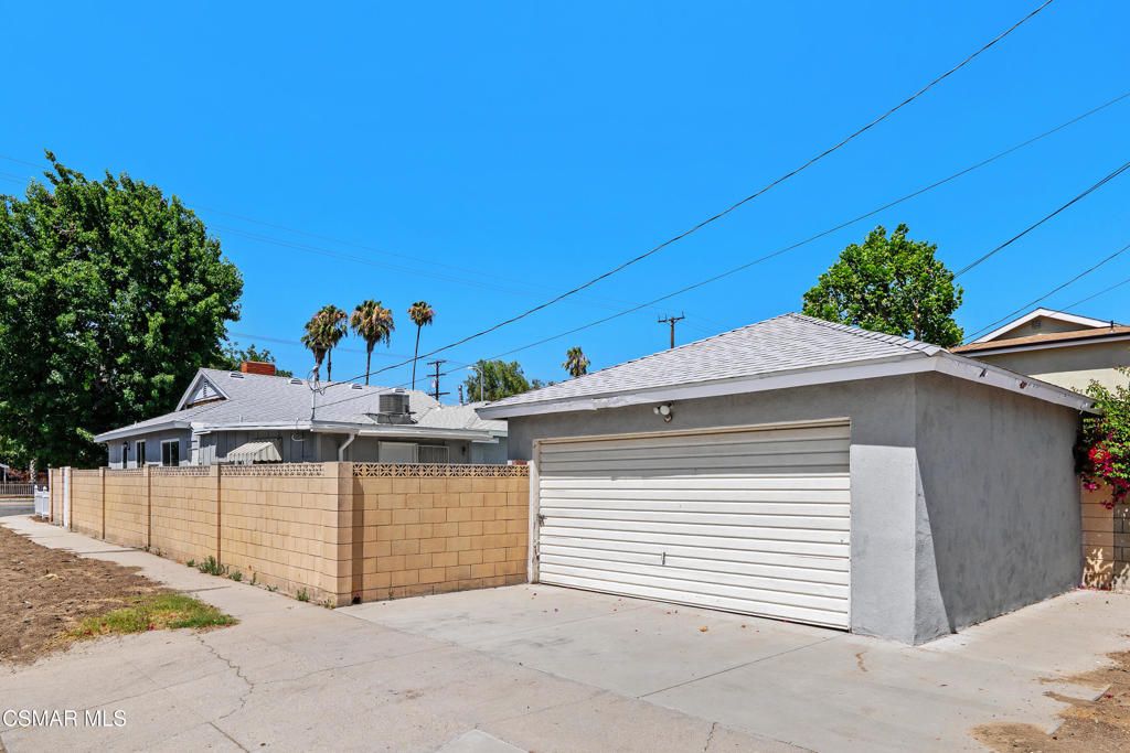 Image 36 of property listing at 18954 Saticoy Street, Reseda, CA 91335