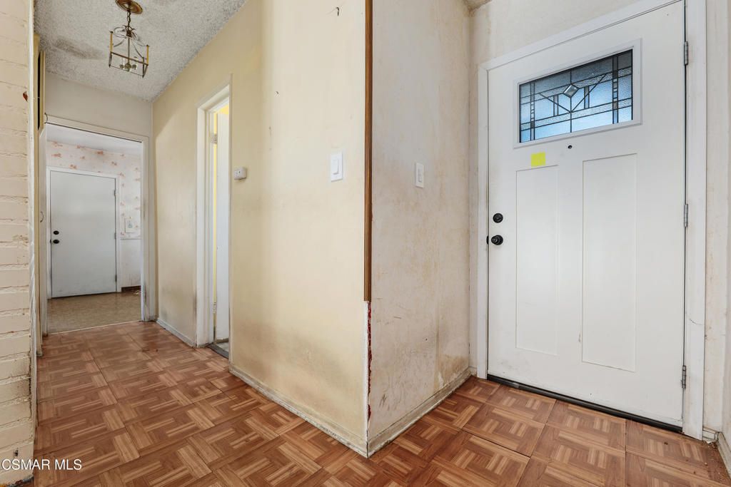 Image 3 of property listing at 18954 Saticoy Street, Reseda, CA 91335