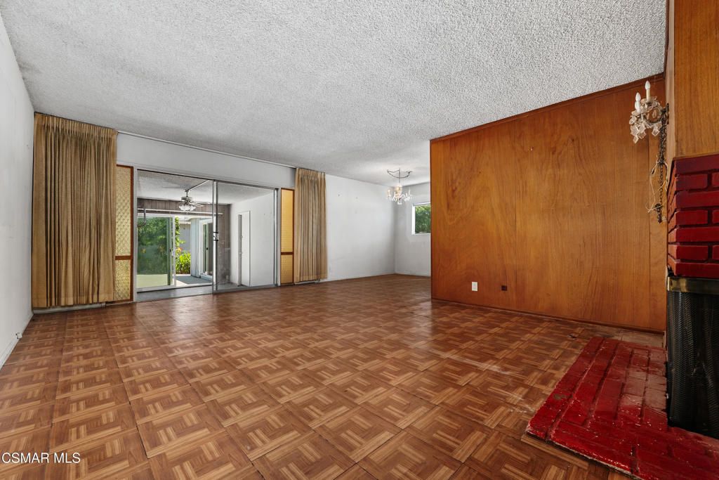 Image 4 of property listing at 18954 Saticoy Street, Reseda, CA 91335